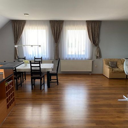 Spacious Apartment In Town Centre Nové Zámky Buitenkant foto
