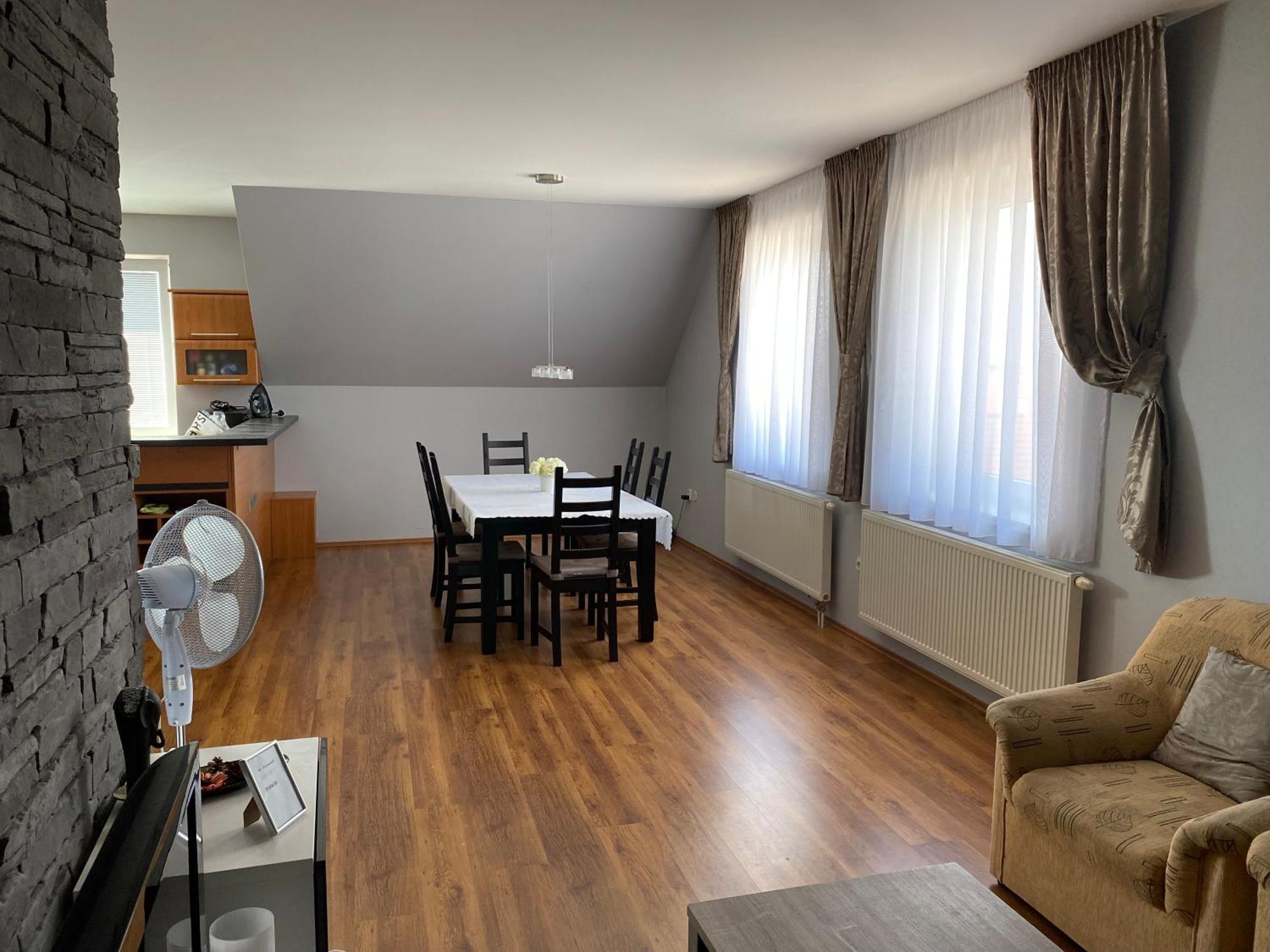 Spacious Apartment In Town Centre Nové Zámky Buitenkant foto