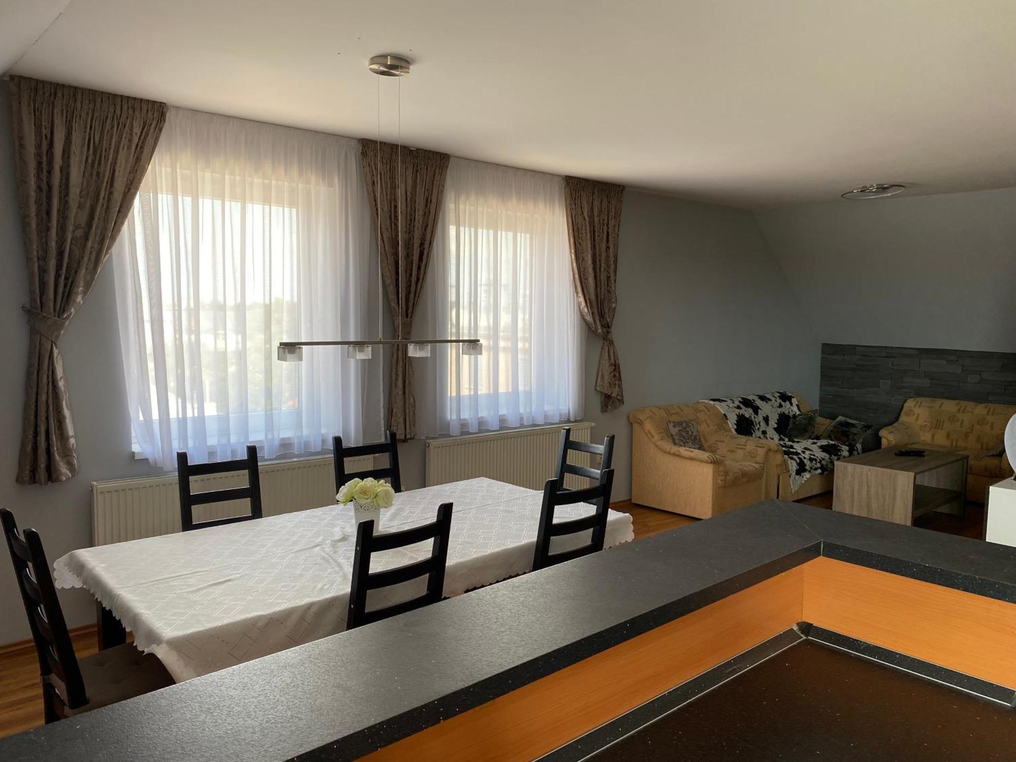 Spacious Apartment In Town Centre Nové Zámky Buitenkant foto