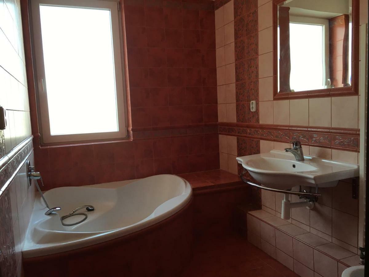 Spacious Apartment In Town Centre Nové Zámky Buitenkant foto