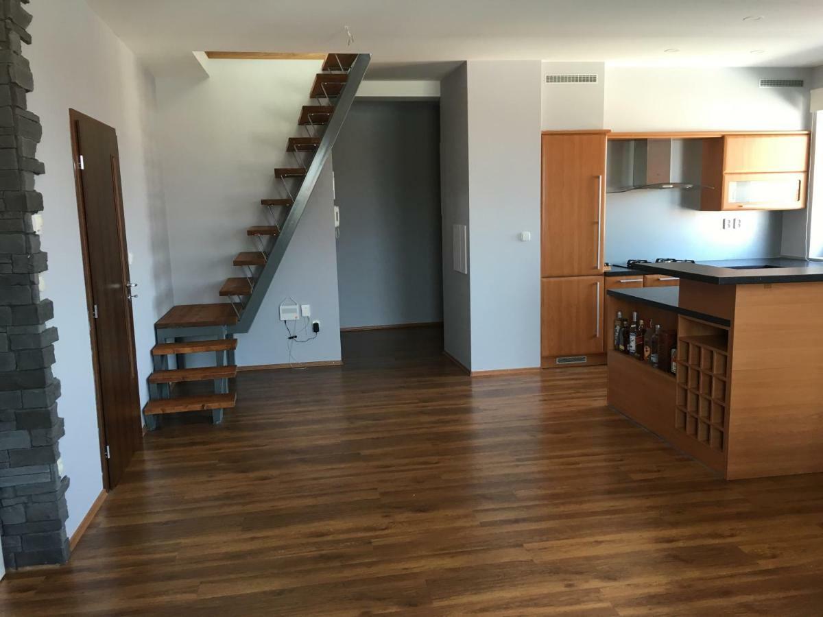 Spacious Apartment In Town Centre Nové Zámky Buitenkant foto