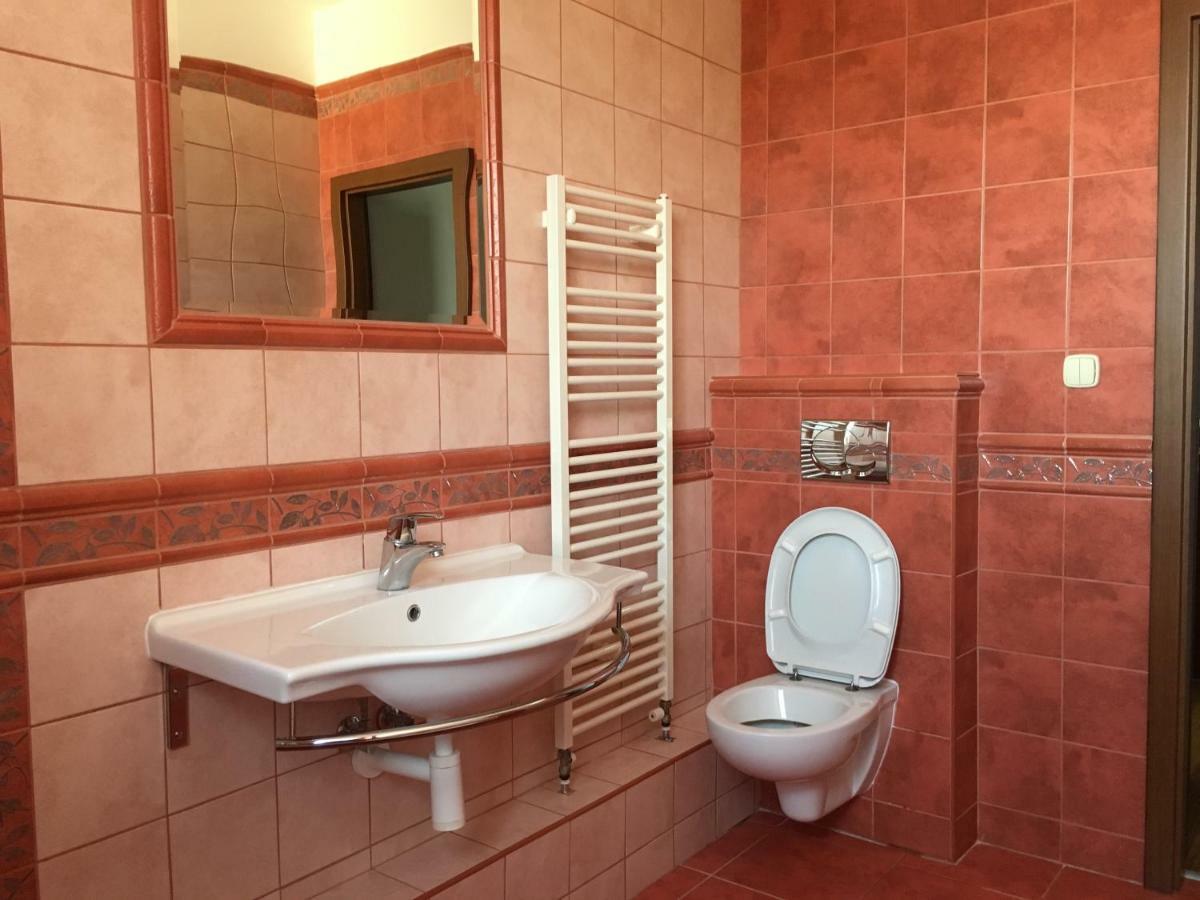 Spacious Apartment In Town Centre Nové Zámky Buitenkant foto